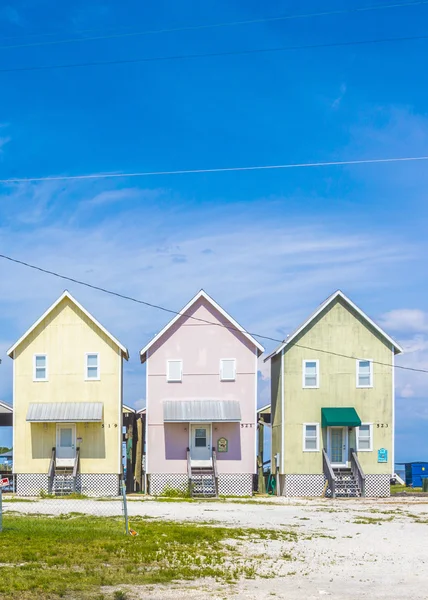 Belles cabanes touristiques à la plage — Photo