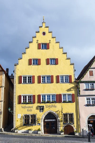 Touristen auf dem Marktplatz von Rothenburg ob der Tauber — Stockfoto