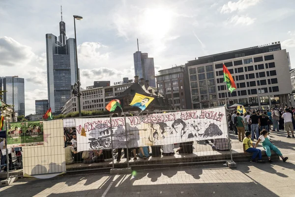 Mensen demonstreren tegen moord en schending van Koerdische peopl — Stockfoto