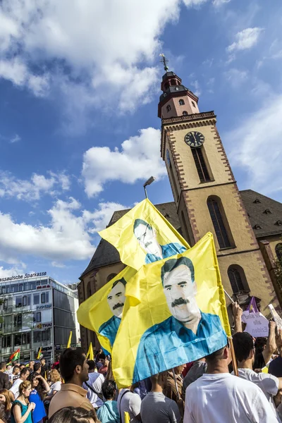 Люди протестуют против убийства и нарушения курдского народа — стоковое фото