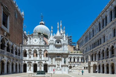 Venedik, İtalya - 7 Temmuz 2021: Venedik, İtalya 'daki Doges Sarayı içinde.