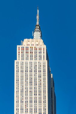 New York, ABD - 5 Ekim 2017: Empire State Binası Manhattan, New York 'taki sokak seviyesinden görünüyor.
