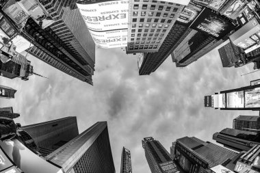New York, ABD - 5 Ekim 2017: Akşam üzeri Times Meydanı 'nda haber, markalar ve tiyatroların neon reklamları. Times Meydanı New York yaşamı ve eğlencesi için bir semboldür..