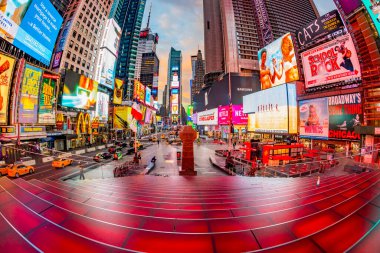 New York, ABD - 5 Ekim 2017: Gündoğumunda Times Meydanı 'nda haber, marka ve tiyatro reklamları. Times Meydanı New York yaşamı ve eğlencesi için bir semboldür..