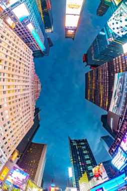 New York, ABD - 5 Ekim 2017: Akşam üzeri Times Meydanı 'nda haber, markalar ve tiyatroların neon reklamları. Times Meydanı New York yaşamı ve eğlencesi için bir semboldür..