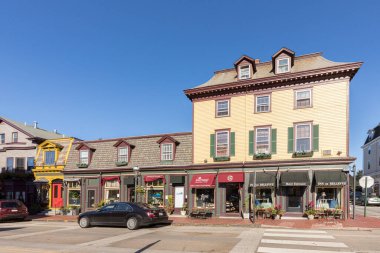 Newport, ABD - 23 Eylül 2017: Newport, ABD 'deki Belle Avenue' deki eski ahşap otel.