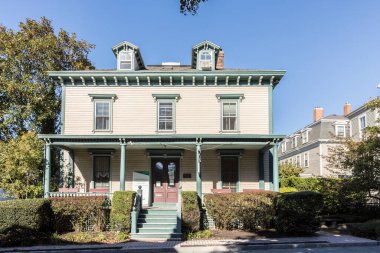 Newport, ABD - 23 Eylül 2017: Newport, ABD 'deki tarihi tepedeki eski ahşap evler.