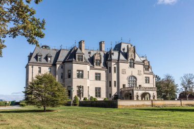 Newport, ABD - 23 Eylül 2017: Newport, Rhode Island sahilinde eski bir konak.
