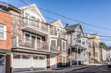 Newport, ABD - 23 Eylül 2017: Newport, ABD 'nin eski tarihi bölümünde tahta kiremitleri olan eski ahşap evler.