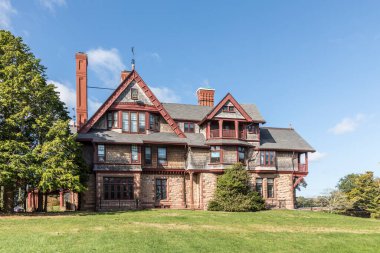 Newport, ABD - 23 Eylül 2017: Newport, Rhode Island sahilinde eski bir konak.