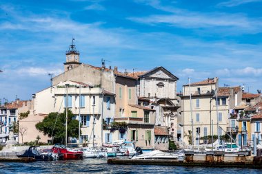 Martigues, Fransa - 15 Ağustos 2017: Fransız Rivierası 'ndaki manzaralı eski Martigues köyüne bakın..