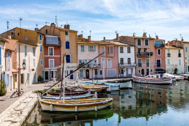 Martigues, Fransa - 15 Ağustos 2017: Fransız Rivierası 'ndaki manzaralı eski Martigues köyüne bakın