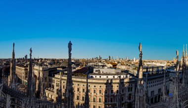 Milano, İtalya - 5 Ocak 2017: Milano katedralinin çatısından Milano 'nun ufuk çizgisi manzarası.
