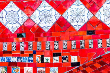 Rio de Janeiro, Brezilya - 4 Ocak 2017: Lapa ve Santa Teresa Mahallesi 'ni birbirine bağlayan Selaron Merdivenleri' ndeki renkli fayans duvarının ayrıntıları.