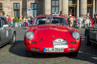 Wiesbaden, Almanya - 24. Eylül 2021: Porsche 356 SC 1600, Almanya 'nın Rheingau şehrinde oynanan karşılaşma sonrasında Wiesbaden' deki Oldtimer Ralley Wiesbaden 'in nihai hedefine ulaştı..
