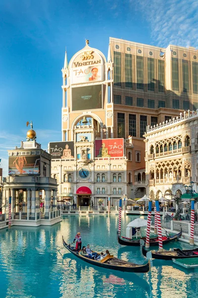 Las Vegas Usa March 2019 Tourists Enjoy Gondola Ride Venetian — Stock Photo, Image