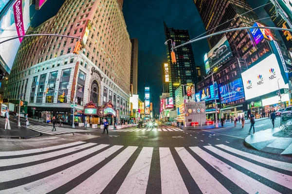 2017年10月5日 品牌和剧场的霓虹灯广告 时间为下午晚些时候 时代广场是纽约生活和娱乐的象征 — 图库照片