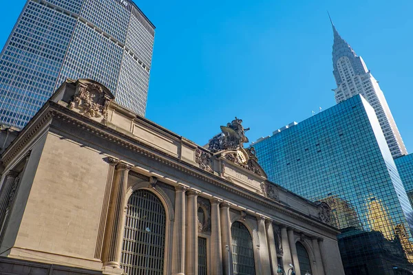 New York, ABD - 4 Ekim 2017: Girişte kartal, arka planda Chrysler ve Meetlife binası bulunan Grand Central Binası.