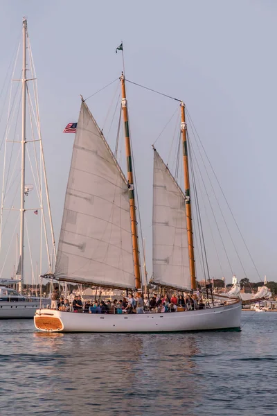 Newport Eua Setembro 2017 Escuna Adirondack Cruzeiro Noturno Com Turistas — Fotografia de Stock