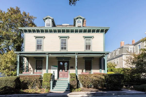 Newport, ABD - 23 Eylül 2017: Newport, ABD 'deki tarihi tepedeki eski ahşap evler.