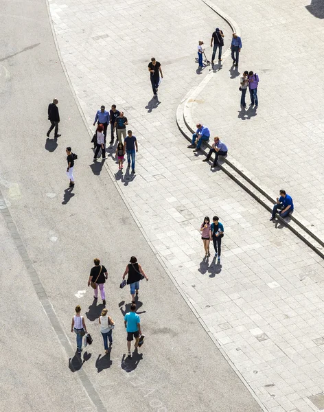 Les gens marchent le long du Zeil à midi à Francfort — Photo