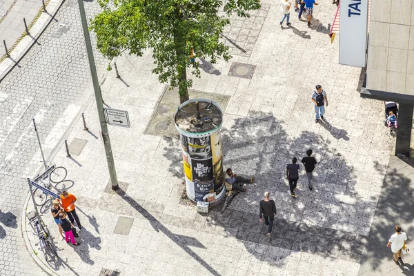 Les gens marchent le long du Zeil à midi à Francfort — Photo