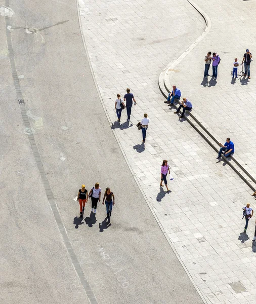 La gente cammina lungo lo Zeil a mezzogiorno a Francoforte — Foto Stock