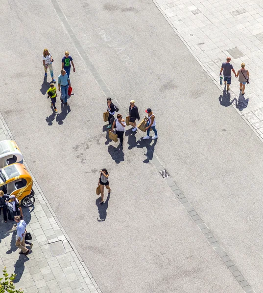 Menschen laufen mittags in Frankfurt an der Zeil entlang — Stockfoto