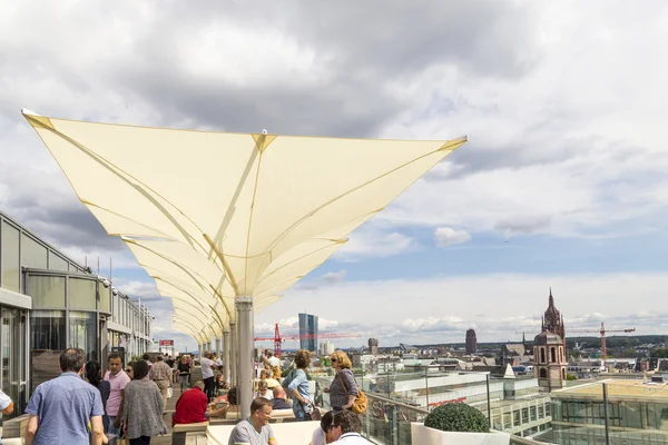 People enjoy the view from the panorama platform to Frankfurt — Stock Photo, Image