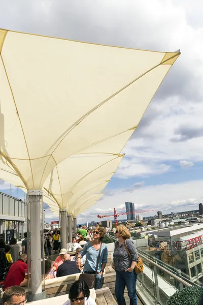 People enjoy the view from the panorama platform to Frankfurt — Stock Photo, Image