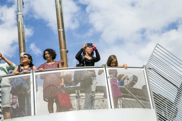 People take pictures of skyline in Frankfurt — Stock Photo, Image