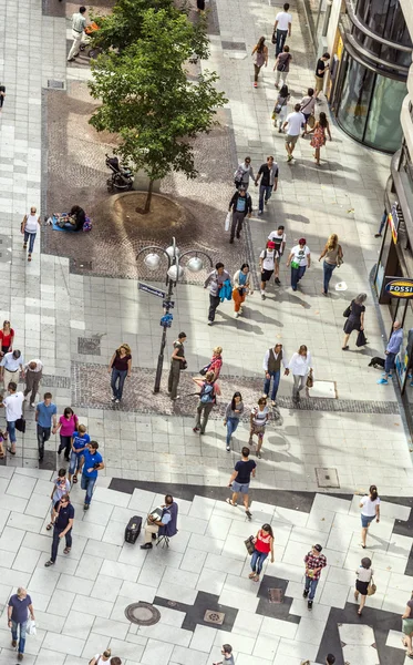 Mensen wandelen langs de zeil — Stockfoto