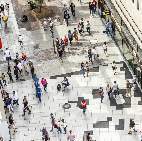 Mensen wandelen langs de zeil — Stockfoto