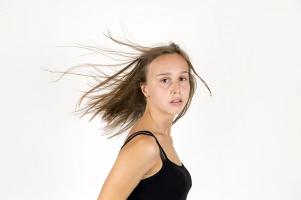 Sorrindo jovem menina bonita com cabelo castanho — Fotografia de Stock