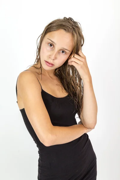 Attraktive Teenager-Mädchen mit langen braunen Haaren — Stockfoto