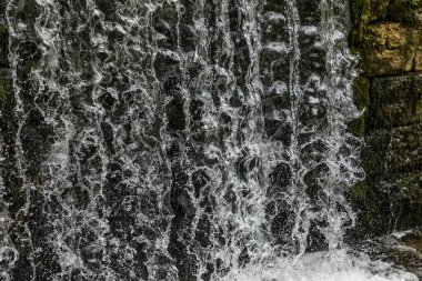 Cascades du Herisson 'un detayları, Fransız Jura' sındaki Herisson Şelaleleri, tatlı su için sembolik bir arka plan verir.