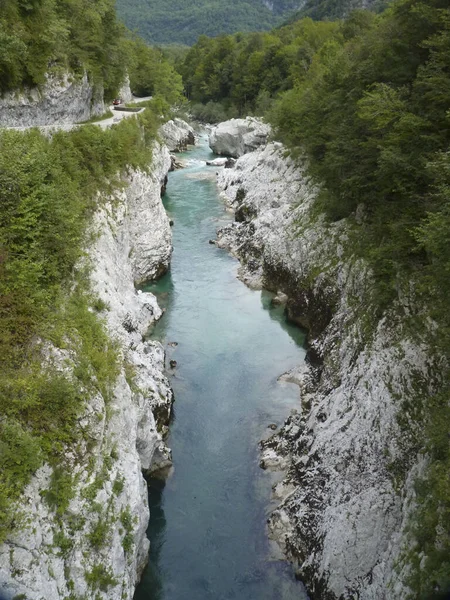 ヴェリカ コリタまたはグレート キャニオン ソカ川 ボベック スローエンアン ソカ川 トリグラフ国立公園 ジュリアンアルプス スロベニアの渓谷と美しい水のカスケード — ストック写真