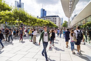 Frankfurt'un zeil boyunca insanlar yürüyüş