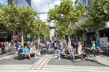 Frankfurt'un zeil boyunca insanlar yürüyüş