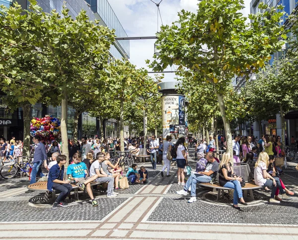 People walk along the Zeil in Frankfurt — Stock Photo, Image