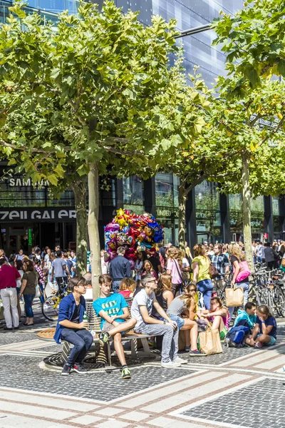 Lidé chodí podél zeil ve Frankfurtu — Stock fotografie