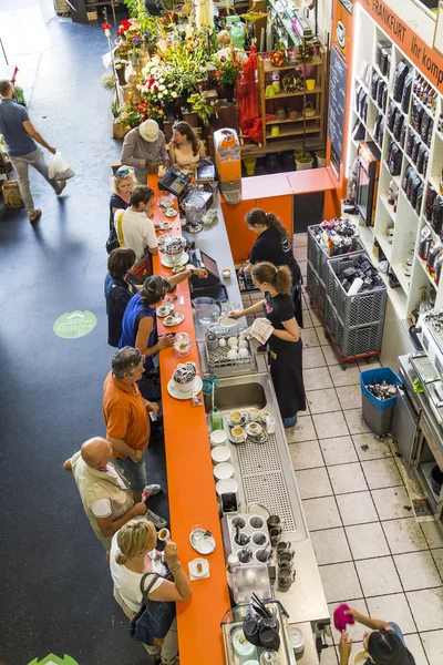 Eople rilassarsi in un caffè nel Kleinmarkthal — Foto Stock