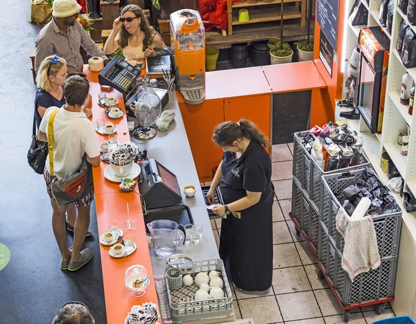 Mensen genieten van winkelen in de kleinmarkthalle — Stockfoto