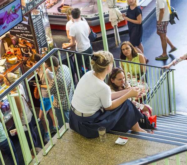 Les gens aiment faire du shopping dans la Kleinmarkthalle — Photo