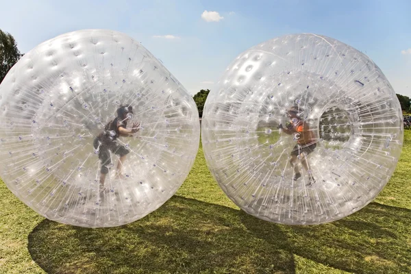 Děti mají spoustu zábavy v zorb ball — Stock fotografie