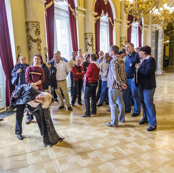 La gente visita la famosa Ópera de Semper en Dresde — Foto de Stock