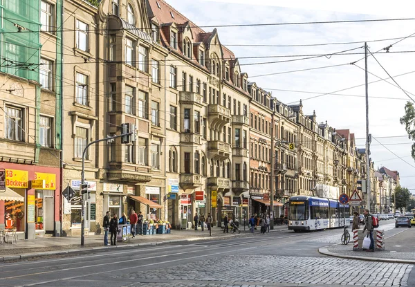 Pohled na ulici s staré klasické fasády v Drážďanech — Stock fotografie