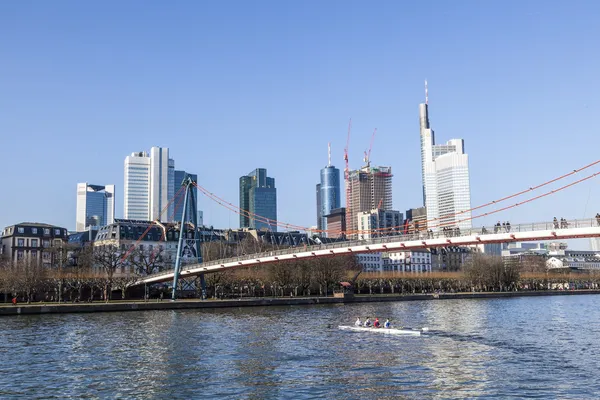 Holbein bridge in Frankfurt am Main with skyline. — Stock Photo, Image