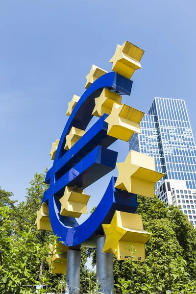 Ευρώ σημάδι στην έδρα της ΕΚΤ στη Φραγκφούρτη, ge — Φωτογραφία Αρχείου