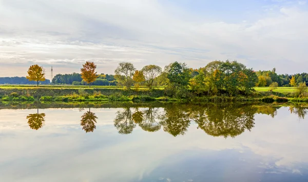 Riflessione di alberi in tauber fluviale — Foto Stock